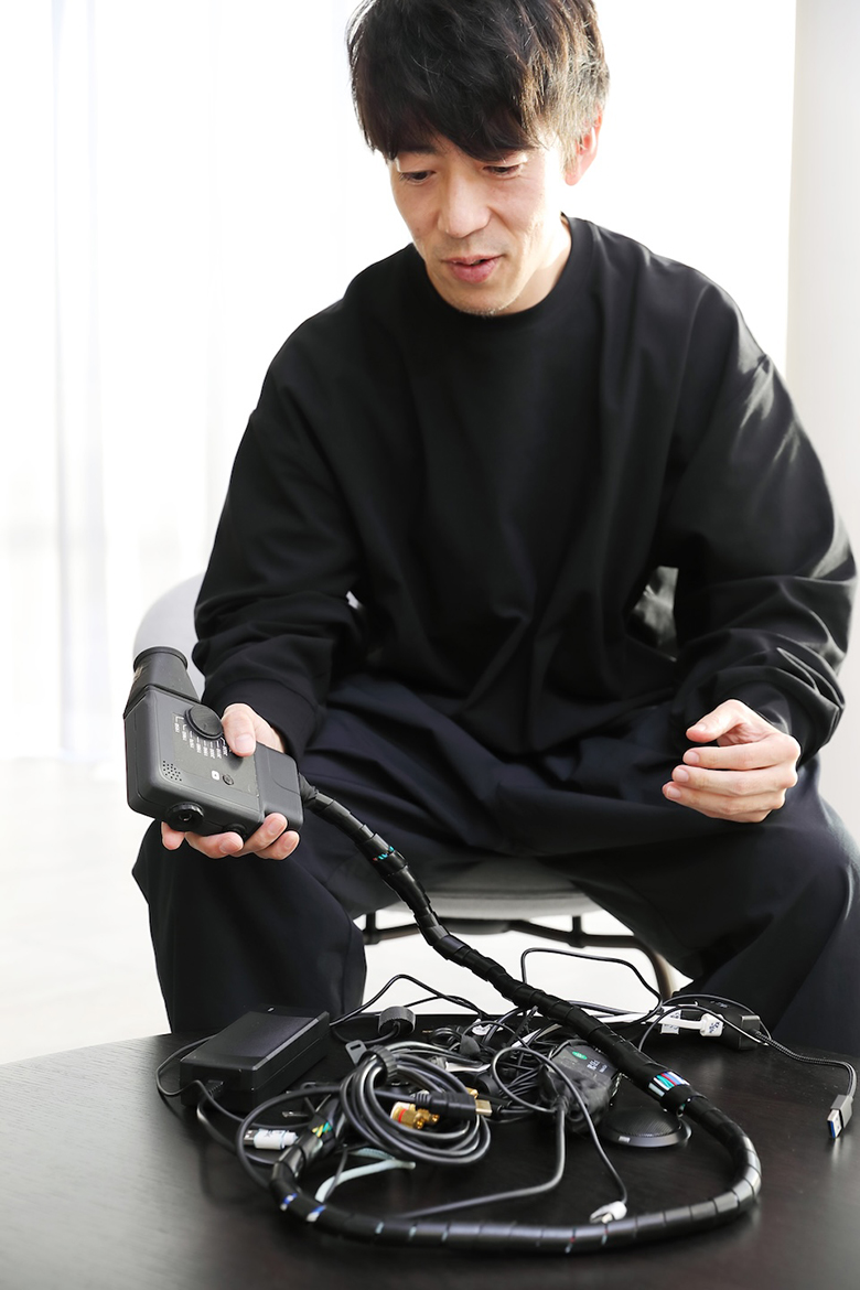 製品を手に持っている髙橋さんの写真