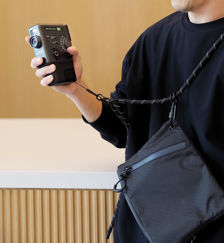 カメラとケースを肩にかけている写真