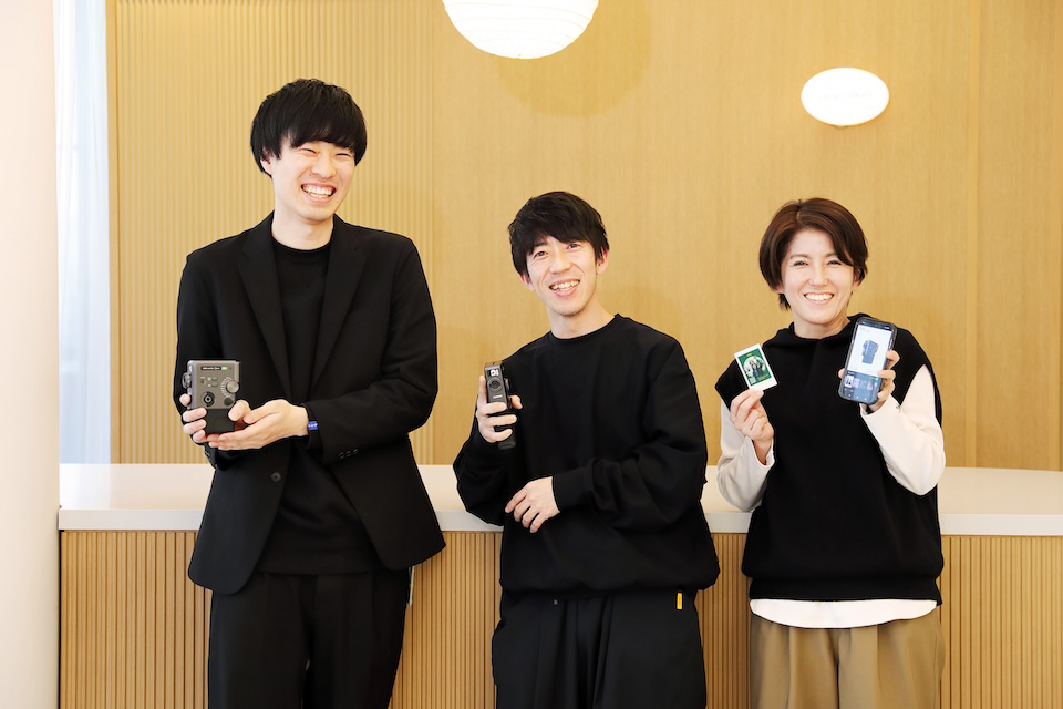 Evo Cinema™やチェキプリントを持っている嶋さん、髙橋さん、末廣さんの写真
