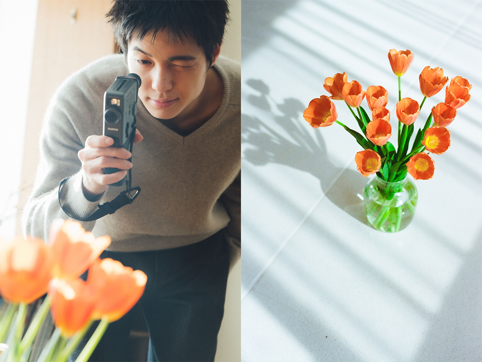 花を撮影する喜十郎さんと撮影対象の花瓶に入った花