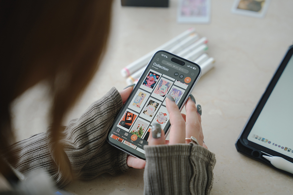 専用アプリでプリントするイラストを選んでいる様子