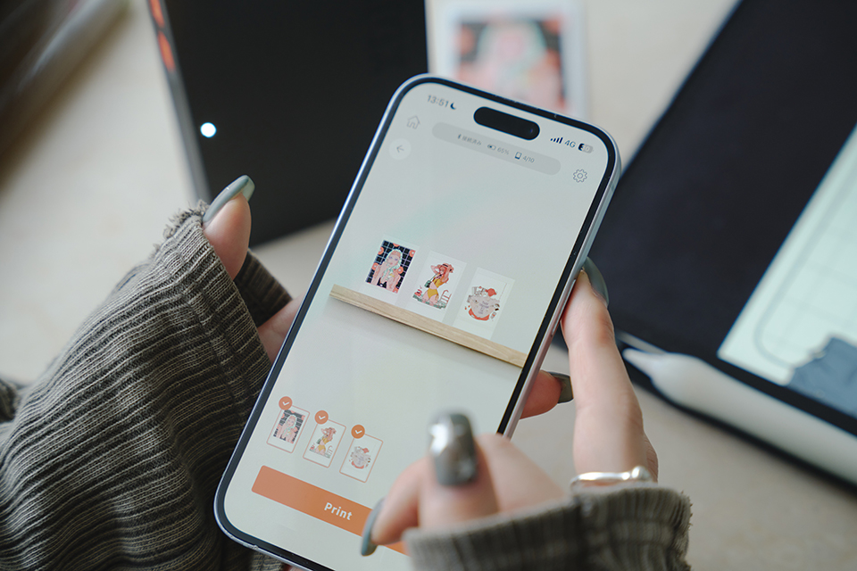 部屋に飾った様子をスマホ上でシミュレーションしている様子