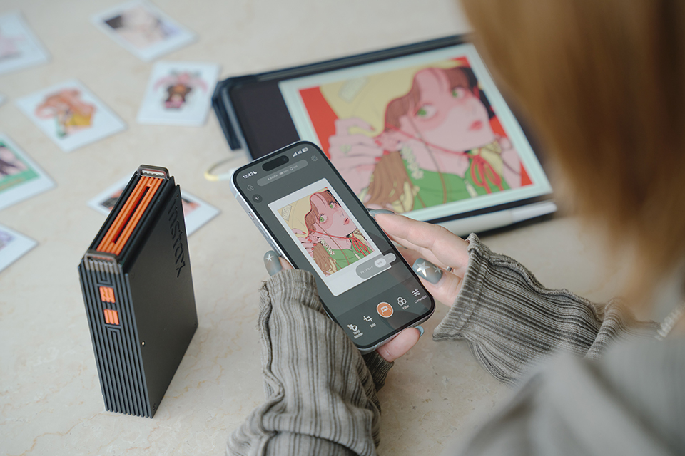 専用アプリでイラストを編集している様子