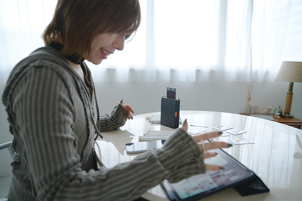 タブレット端末でイラストを確認しているNAKAKI PANTZさん