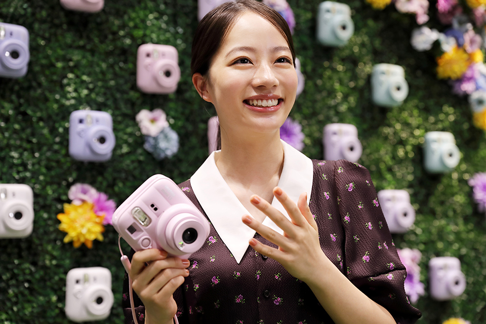 mini 13を手に持ってインタビューに答えている池端さん