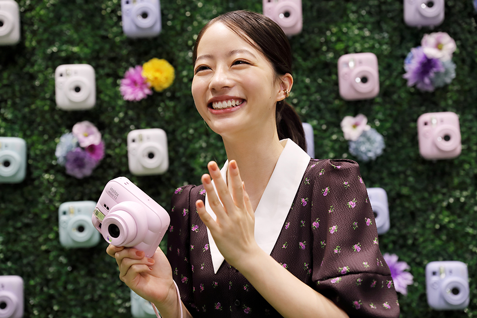 インタビューに答えている笑顔の池端さん
