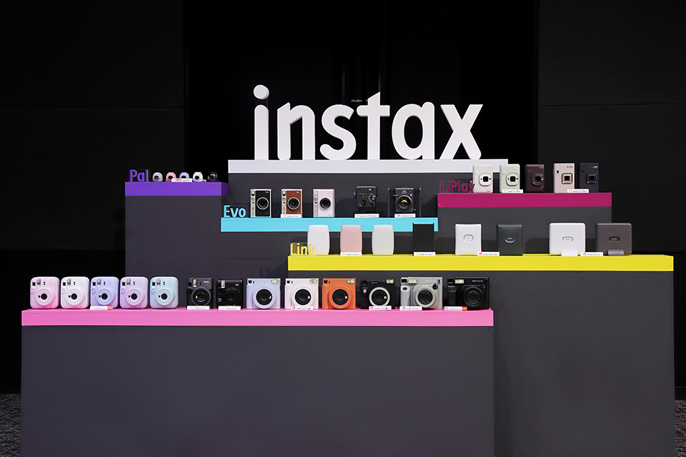会場の入り口に並んだinstax™製品
