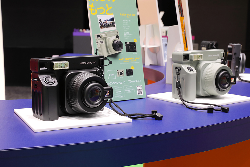 instax WIDE 400™の新色「JET BLACK」
