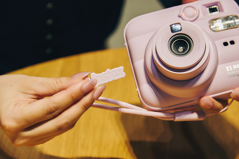 思わず触れたくなるぷっくりデザインの秘密。進化した「instax mini 13