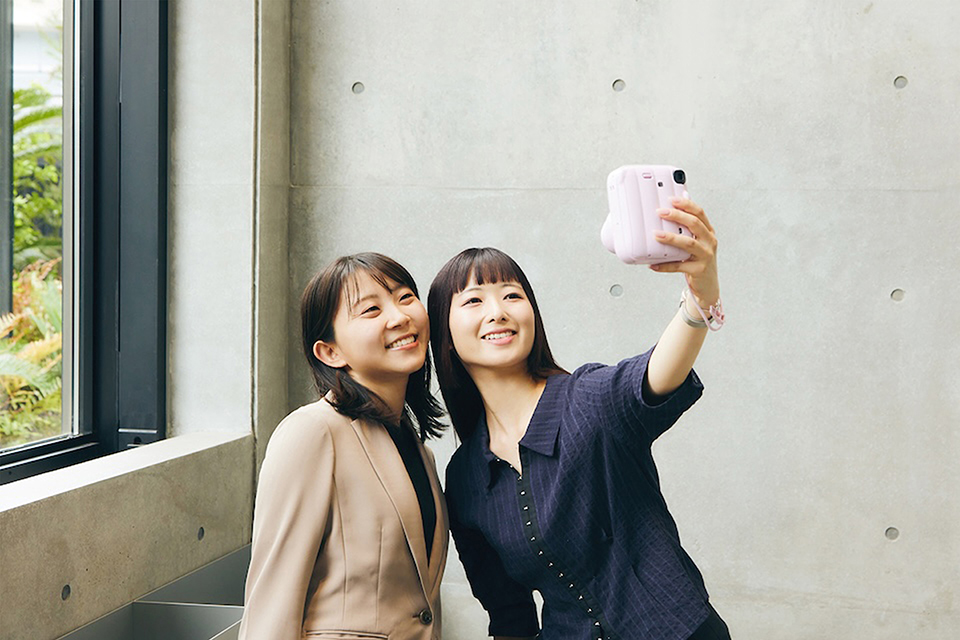 担当者2名でセルフィーを撮影している様子