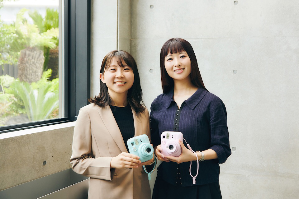 思わず触れたくなるぷっくりデザインの秘密。進化した「instax mini 13