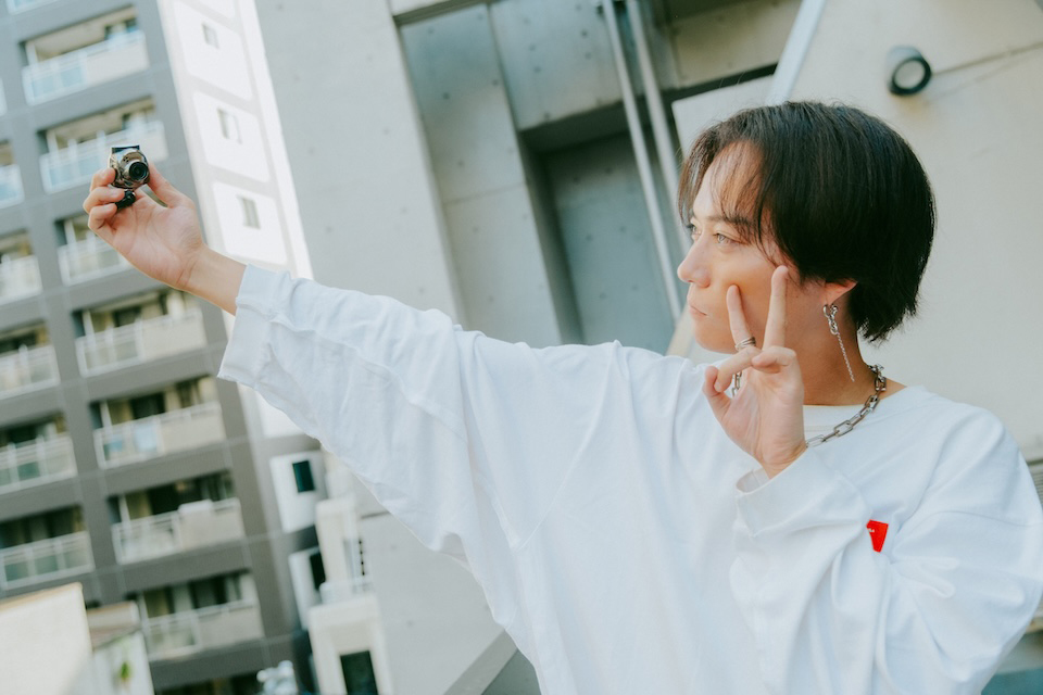 屋外でセルフィーを撮影する杉本さん