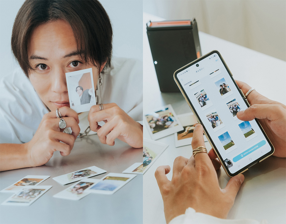 撮影したチェキプリントを持つ杉本さんとスマホで撮影した画像を確認している手元