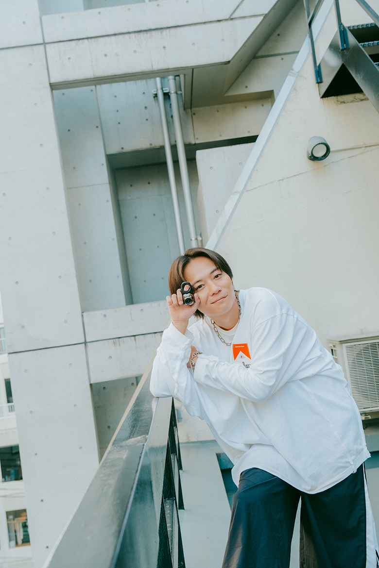Palを顔の横に持って微笑む杉本さん