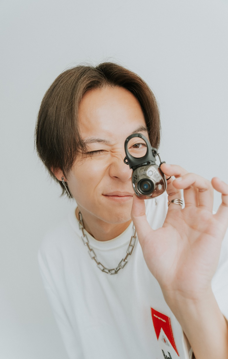 ファインダーのように取り付けた付属のリングを覗く杉本さん