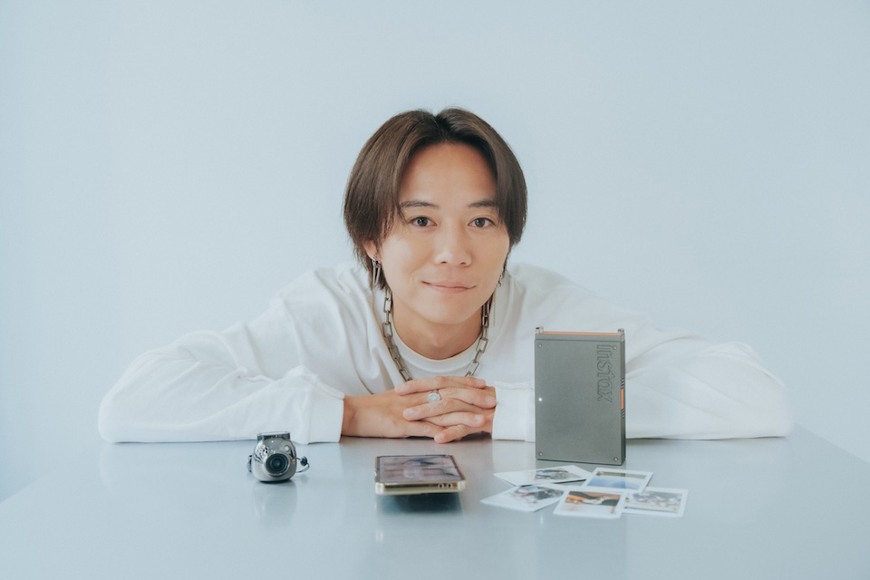 テーブルに置かれたPal、mini Link+と微笑む杉本さん