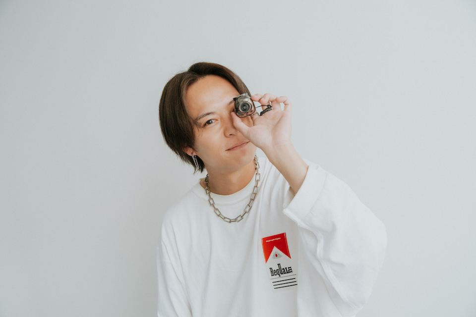 Pal™を目元で構えるシンガーソングライター・杉本琢弥さん
