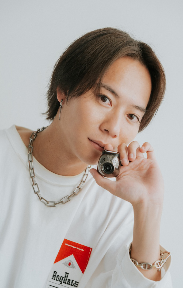 Palを持ち口元に手を添えた杉本さん