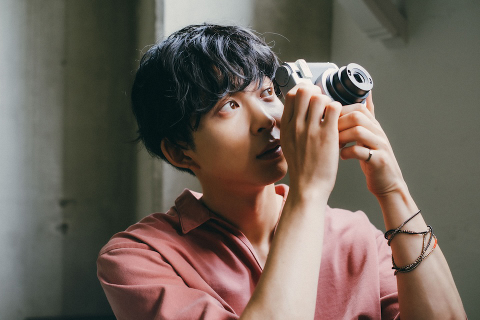 同じ写真は二度と撮れない」。俳優、モデル・鈴木仁がinstax mini 99