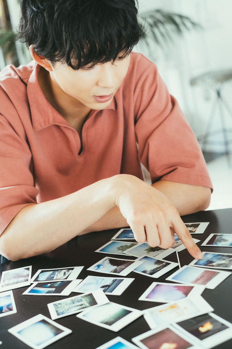同じ写真は二度と撮れない」。俳優、モデル・鈴木仁がinstax mini 99
