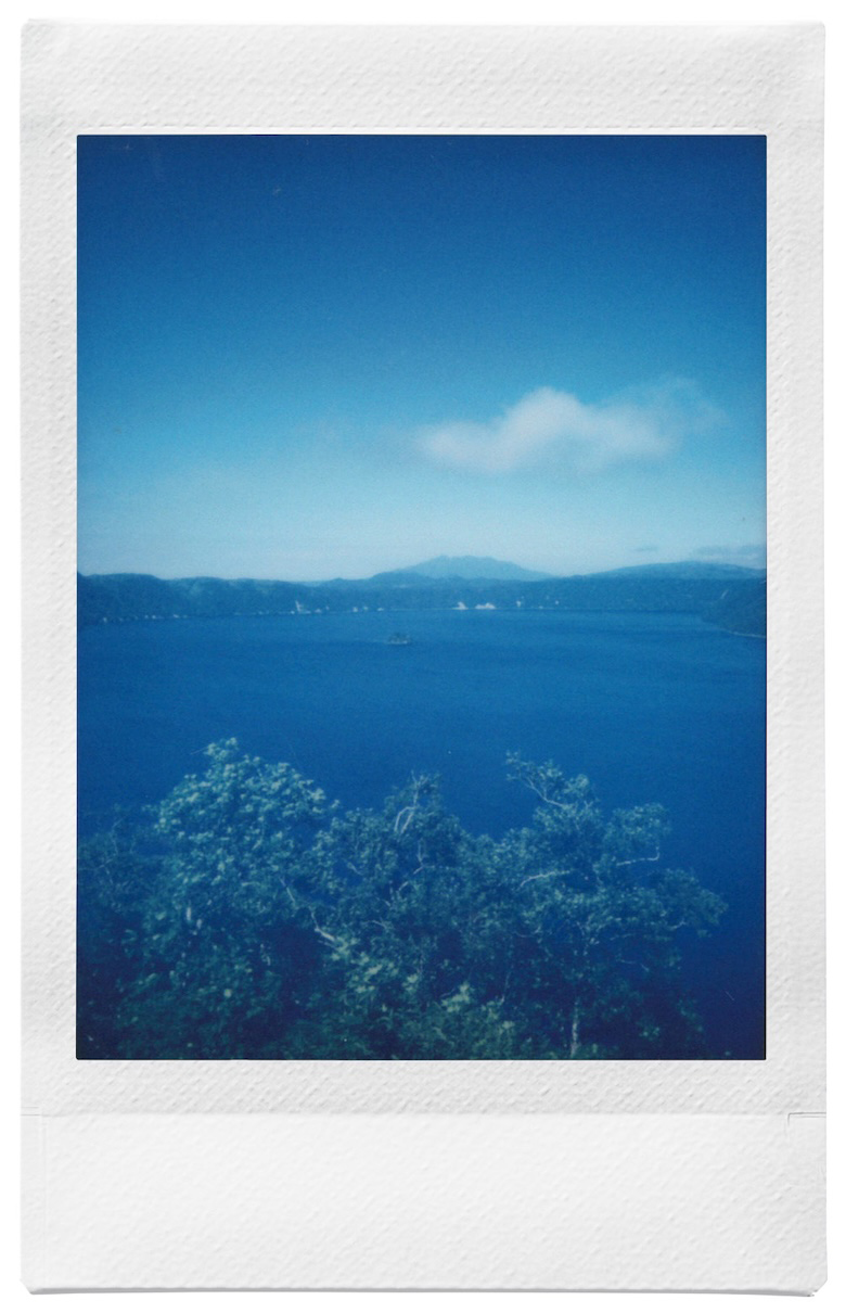 湖のある景色を撮影したチェキプリント