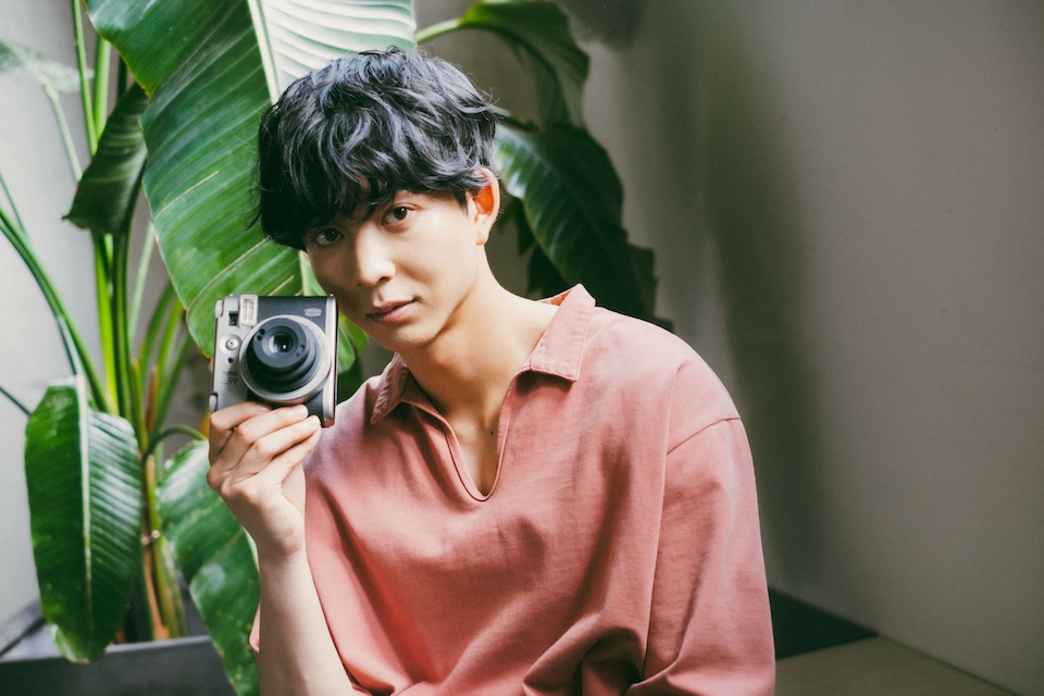 同じ写真は二度と撮れない」。俳優、モデル・鈴木仁がinstax mini 99