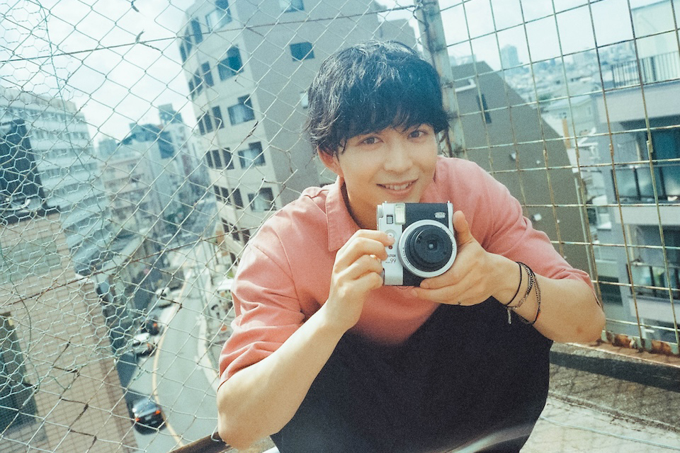 同じ写真は二度と撮れない」。俳優、モデル・鈴木仁がinstax mini 99