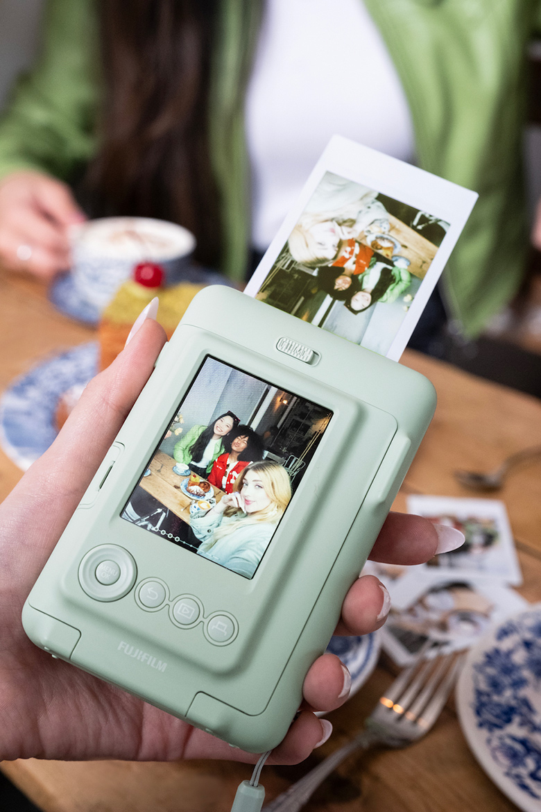 instax mini LiPlay™で撮影したチェキをその場でプリント