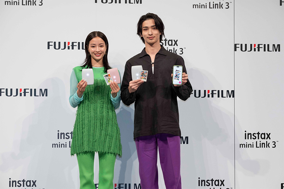 「instax mini Link 3™」発表会のスペシャルゲスト広瀬すずさんと横浜流星さんがmini Link 3を手に持っている写真