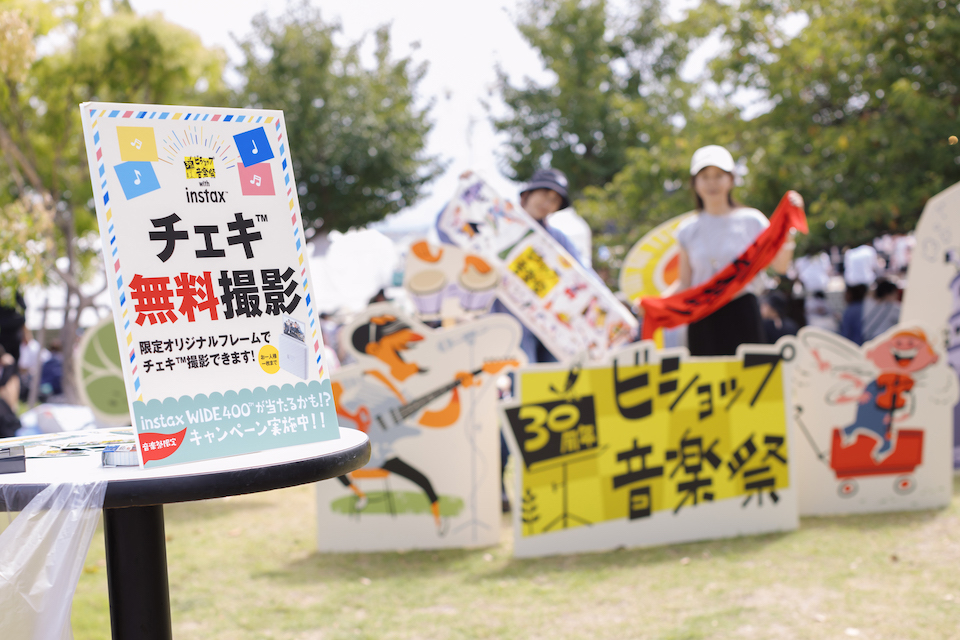 30周年のBshopとinstax™“チェキ”がコラボ！音楽からマーケット