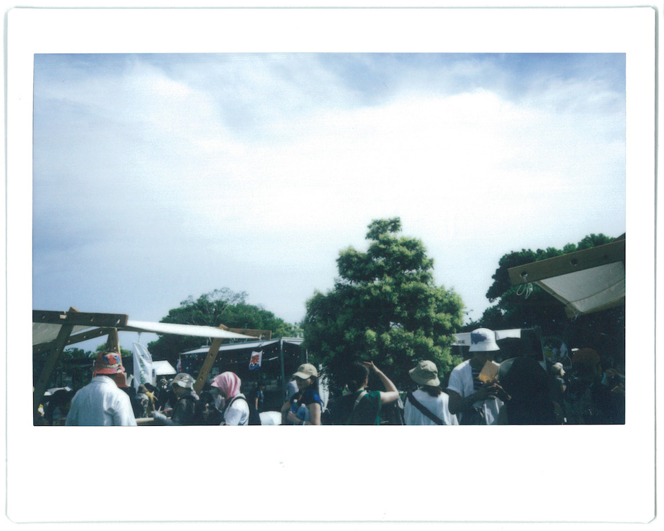 来場者と青空