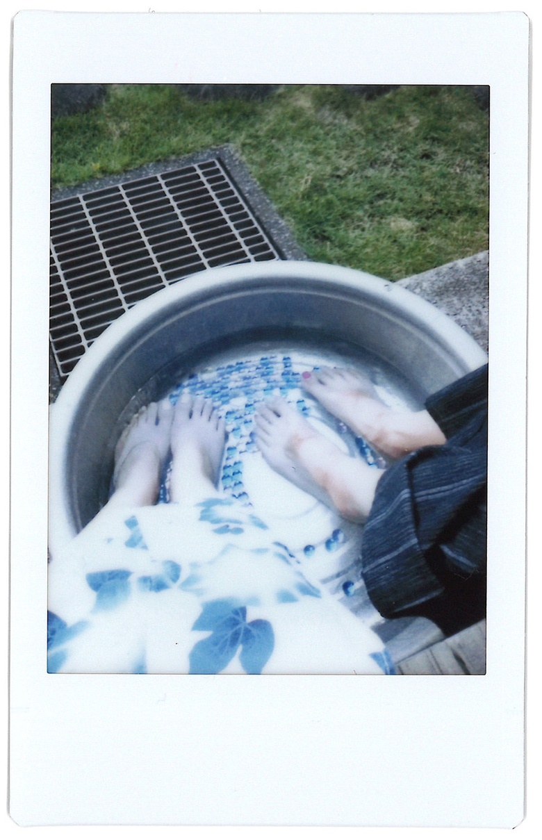 足水に浸っている足元を撮影したチェキプリント
