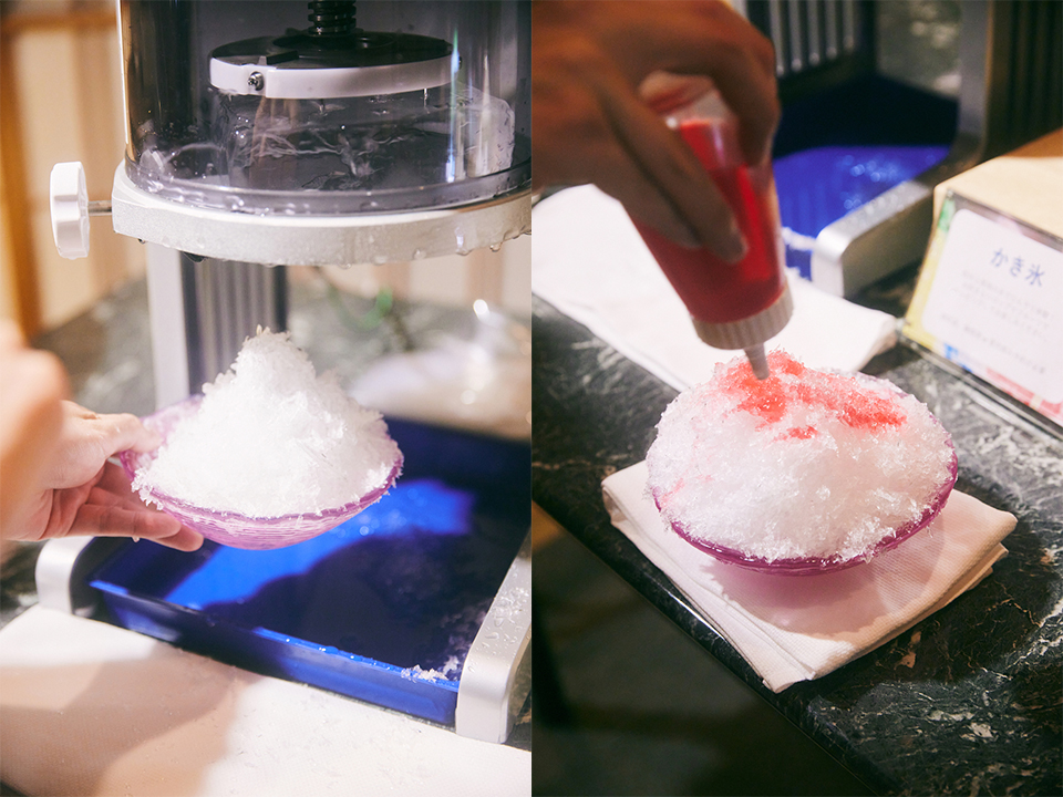 かき氷を作り、いちご味のシロップをかけている写真