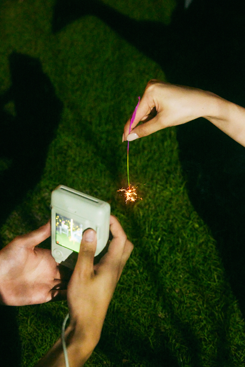 線香花火をmini LiPlayで撮影している写真