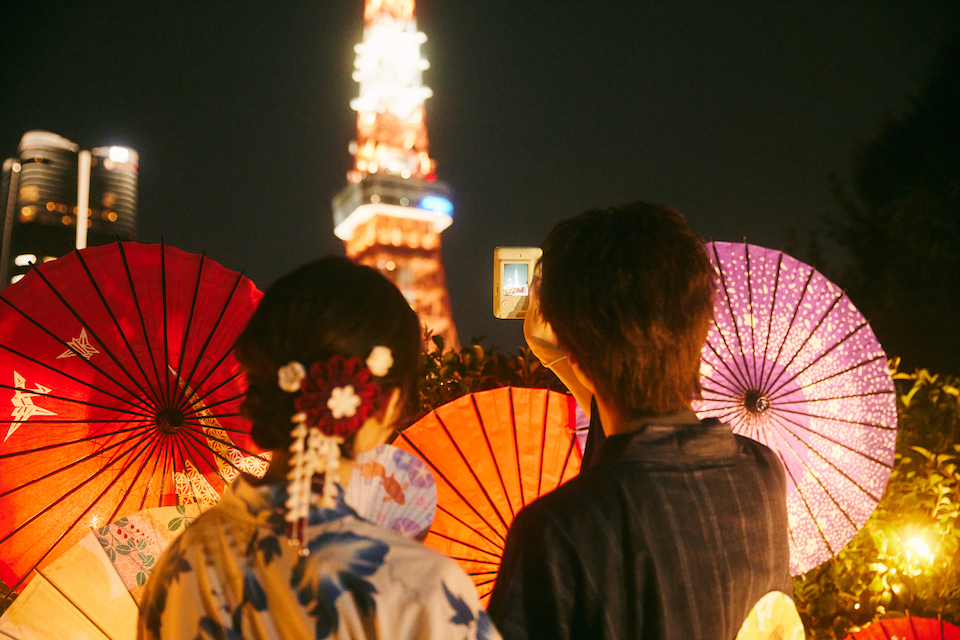 ライトアップされた東京タワーを撮影している写真