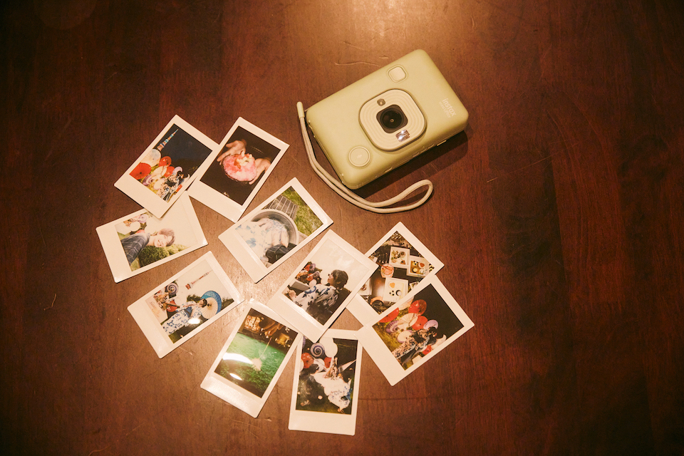 mini LiPlay本体と10枚のチェキプリントの写真