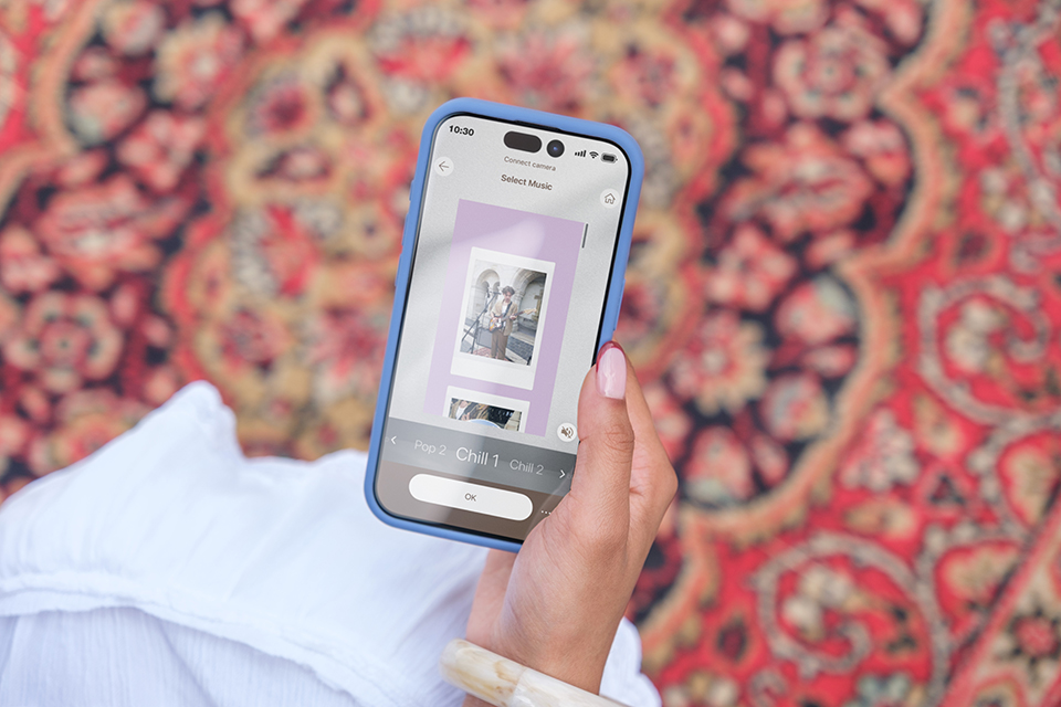 スマホで専用アプリを見ている写真