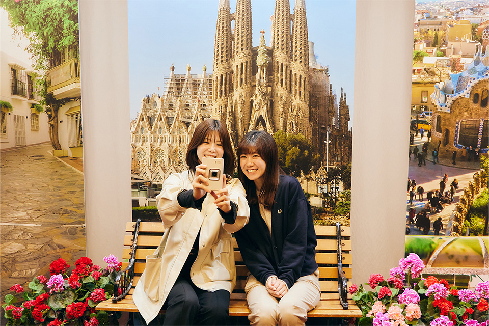 会場でツーショットセルフィーを撮影している様子