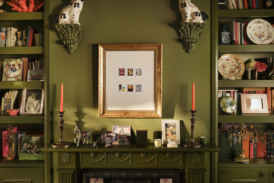 フォトフレームに入れて部屋に飾られているチェキプリント™の写真