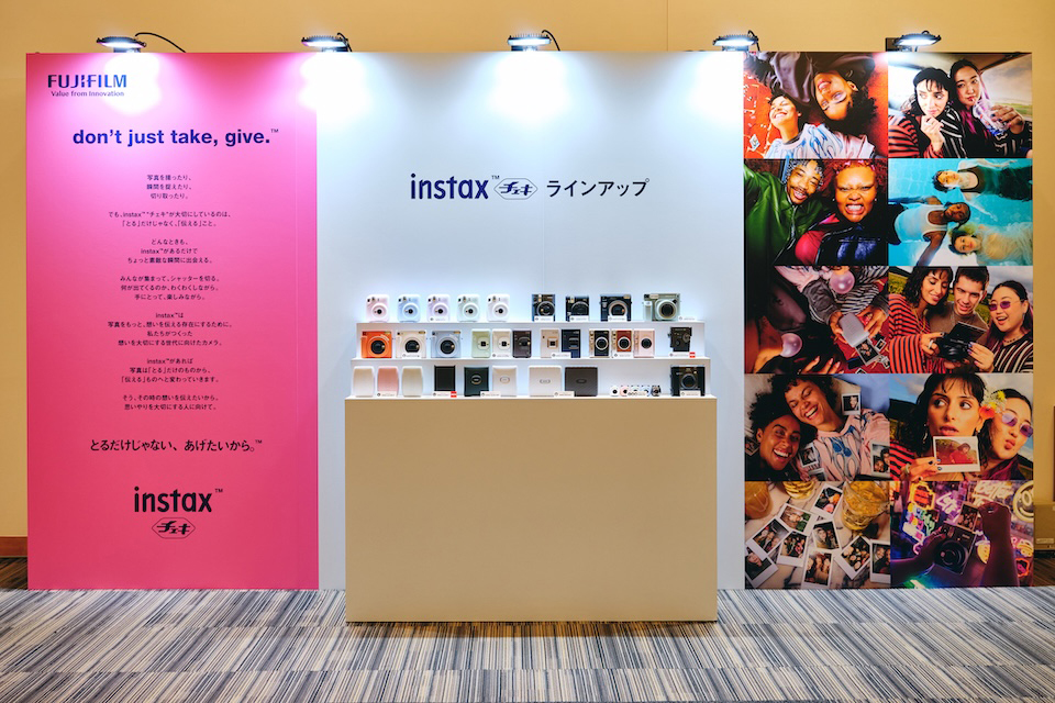 instaxチェキラインアップの展示
