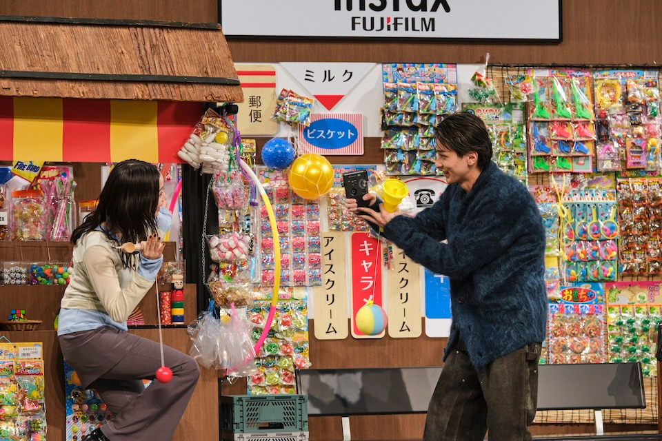 横浜さんがmini Evo Cinemaで広瀬さんを撮影している様子