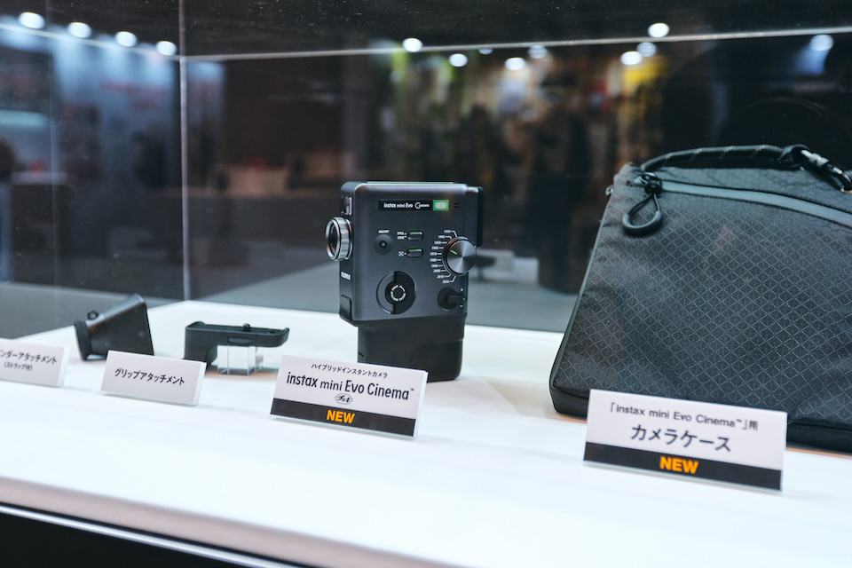 mini Evo Cinema本体とアタッチメント、カメラケースの写真