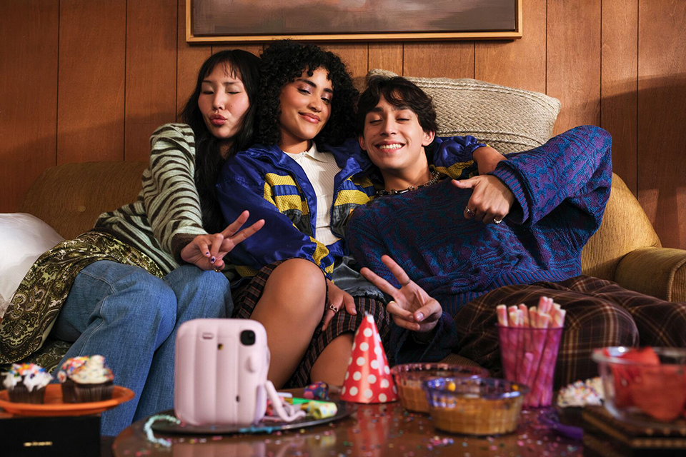 セルフタイマーでグループショットを撮影している様子