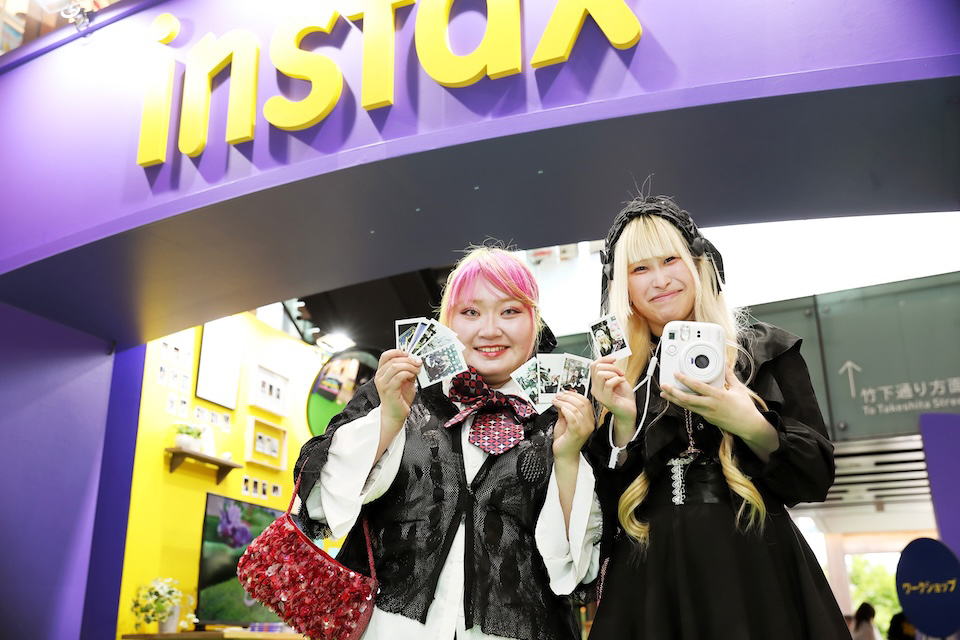 mini 13とチェキプリントを持っている来場者