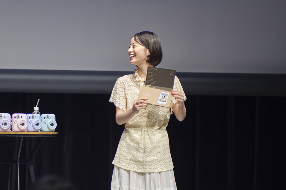 作例を手にしている池端さん