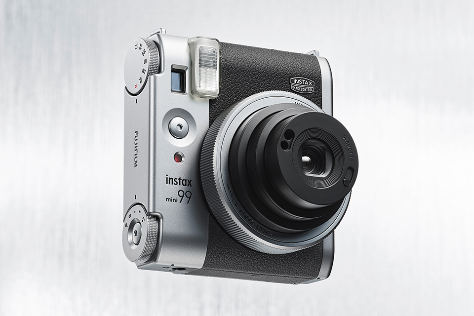 instax mini 99™に新色「SILVER」登場！光と色を楽しむ最上位チェキ