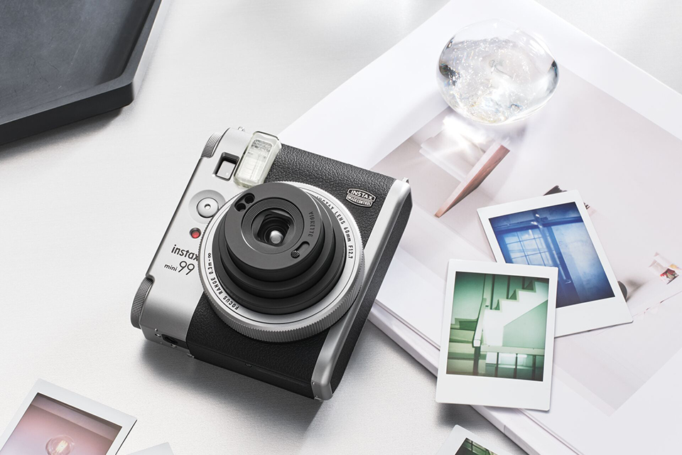instax mini 99™に新色「SILVER」登場！光と色を楽しむ最上位チェキ