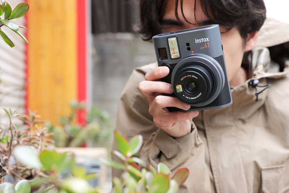 instax mini 41™で撮影している様子