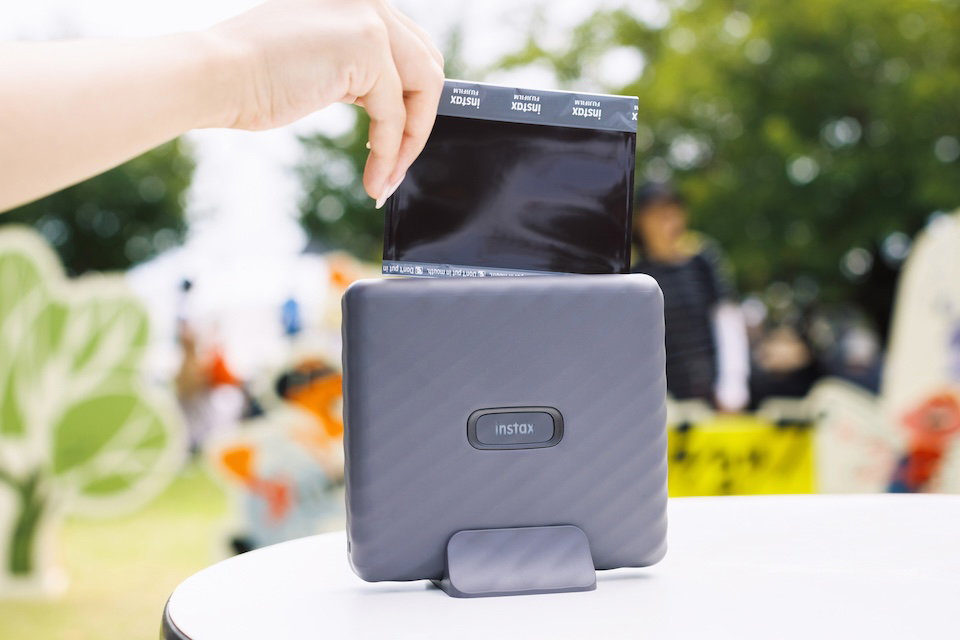 撮影した画像を「instax Link WIDE™」でプリントしている様子