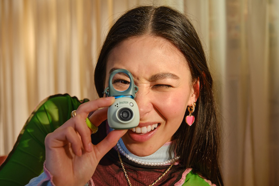 instax Pal™で撮影している様子